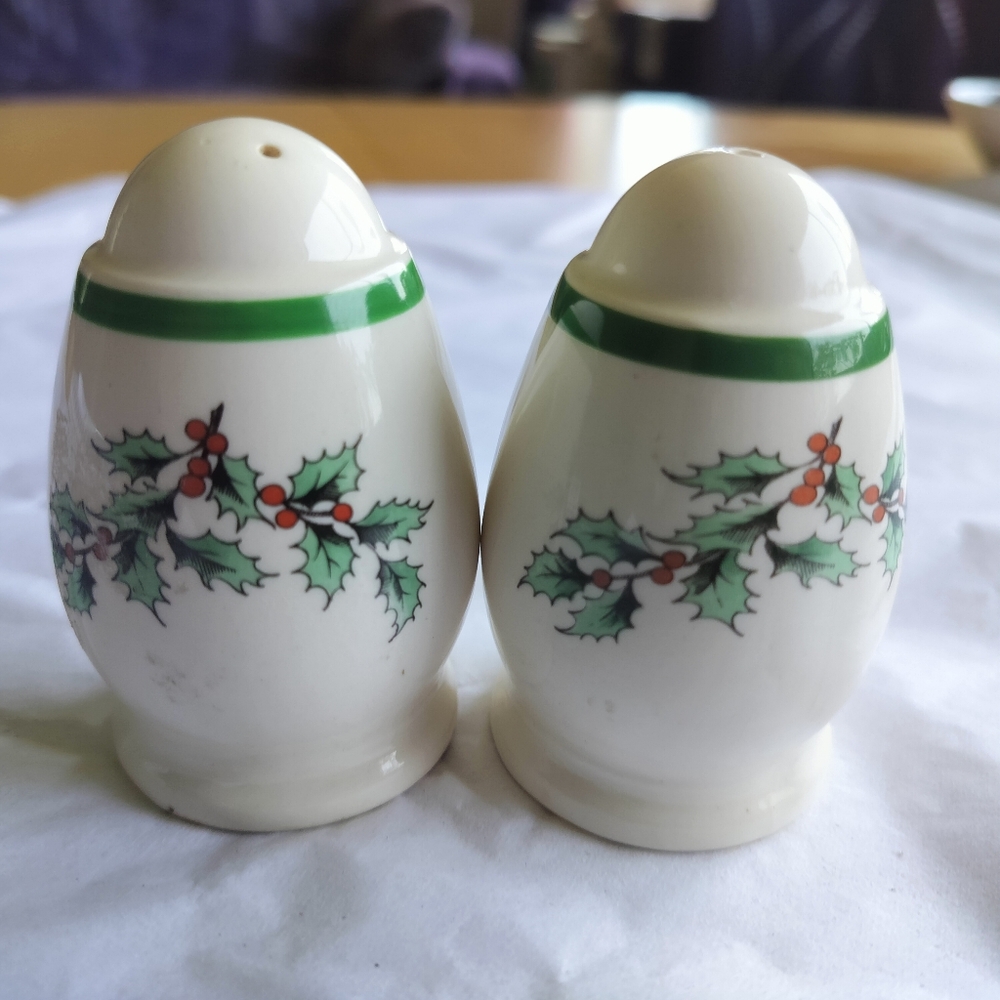 Spode Christmas Tree Salt Pepper Shakers Set S3324N S3324M England